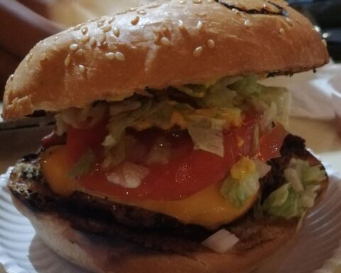 La hamburguesa, nacida en Estados Unidos, se ha convertido en una deliciosa obra maestra